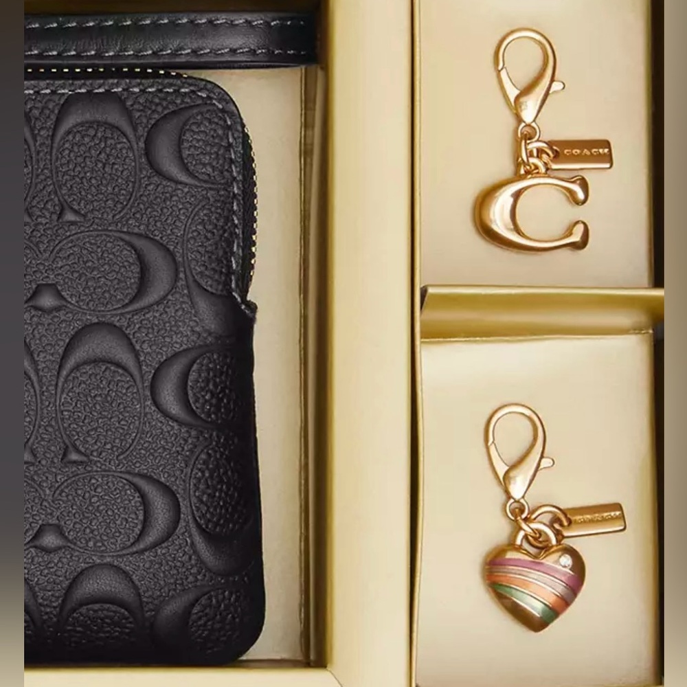 💕NIB COACH Signature Leather Black Wristlet with two Gold Coach Charms💕 - Picture 5 of 9